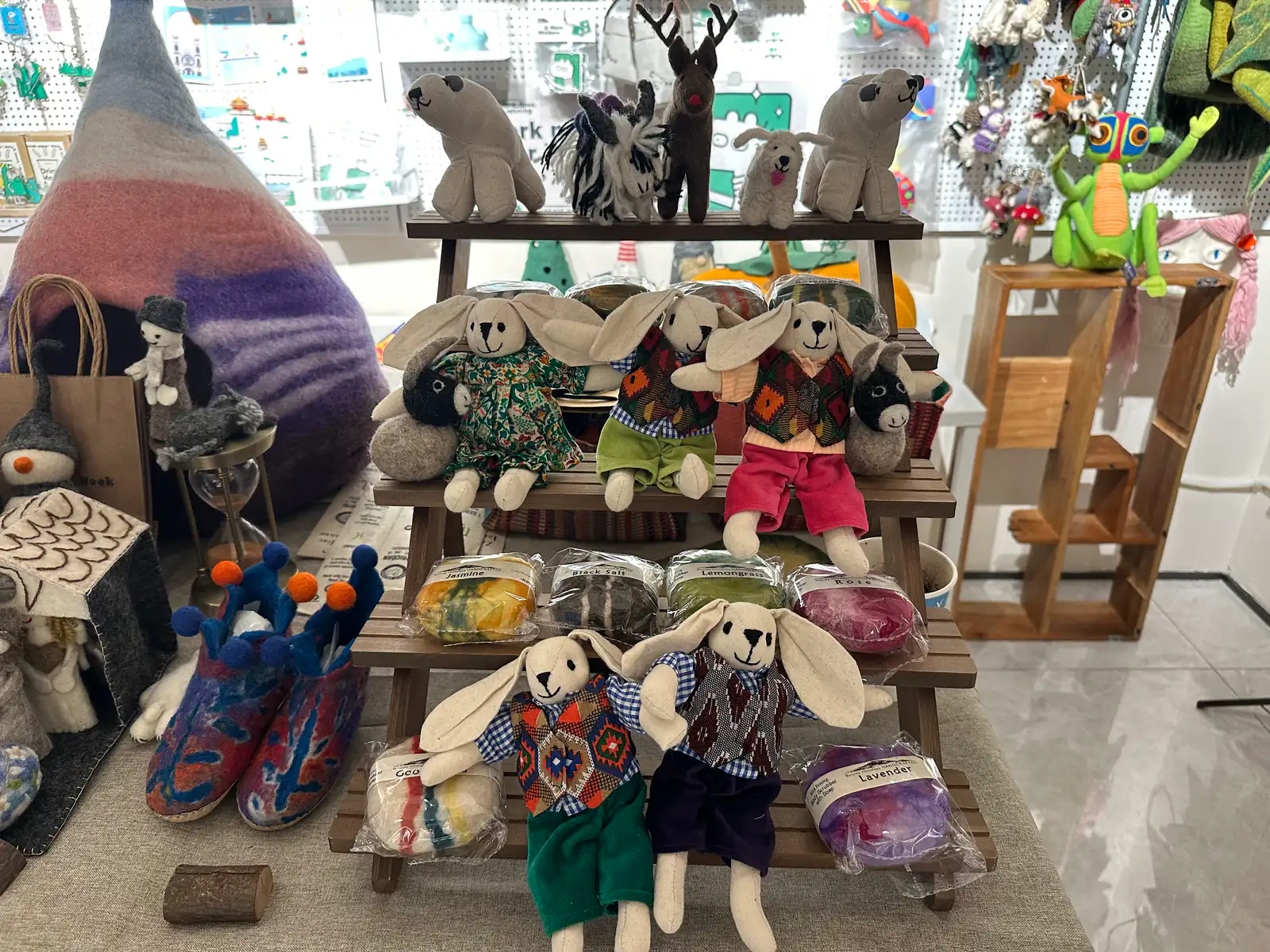 世界小屋手工娃娃店内陈列