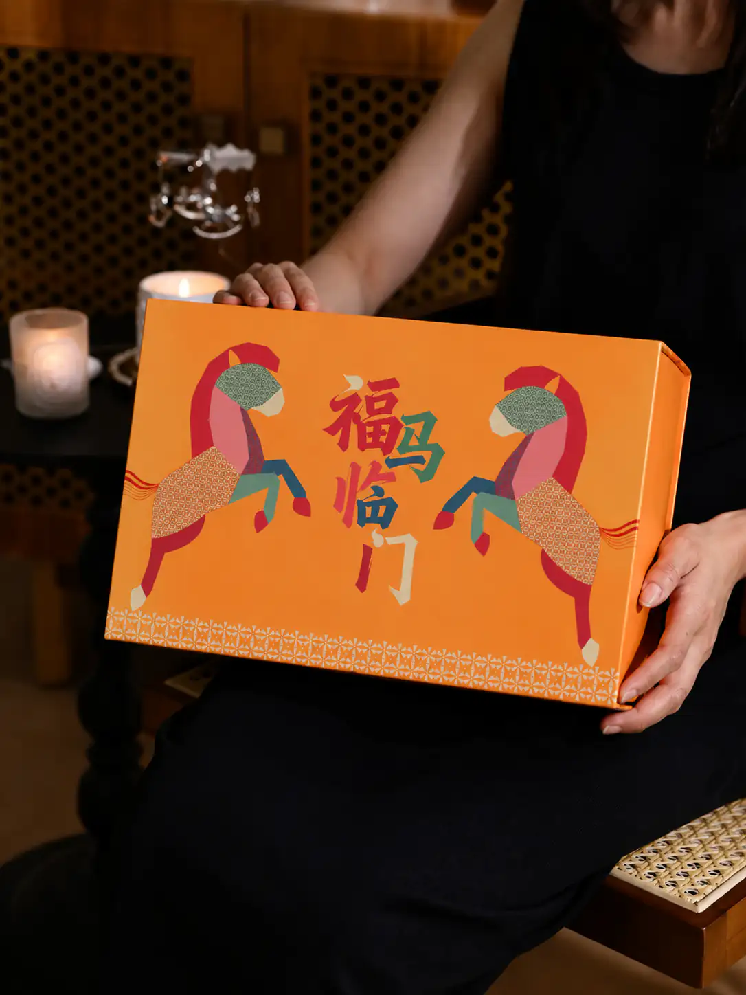 人物手持何氏布艺大型橙色礼盒